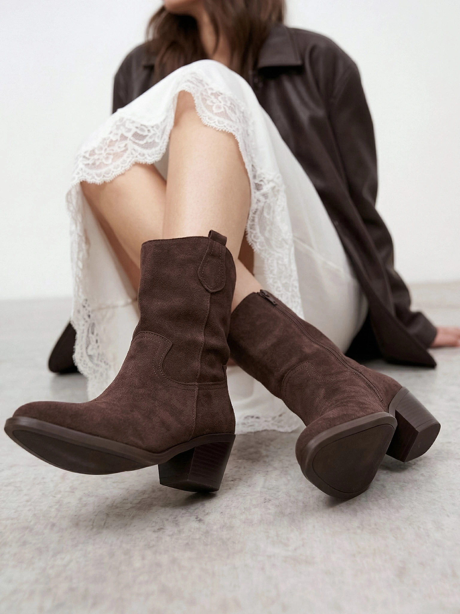 Сапоги-казаки укороченные  темно-коричневого цвета из натуральной замши